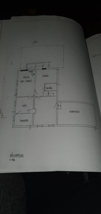 Byggplan med rumsmarkeringar och eventuellt bärande vägg angiven med "B", användare funderar på renovering.