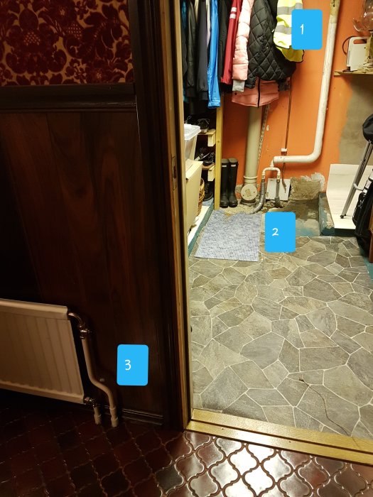 Inomhusbild med rör till övervåningen [1], rör för källaren [2] och iskall radiator [3].