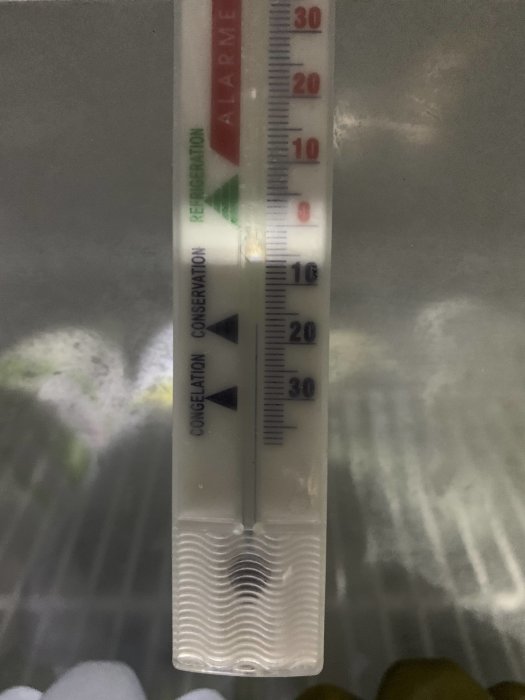 Termometer visar -18 grader Celsius inne i en frys.