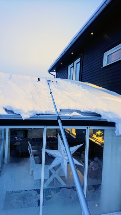 Uterumstaket med nyskottad snö på en vinterkväll i Östersund.