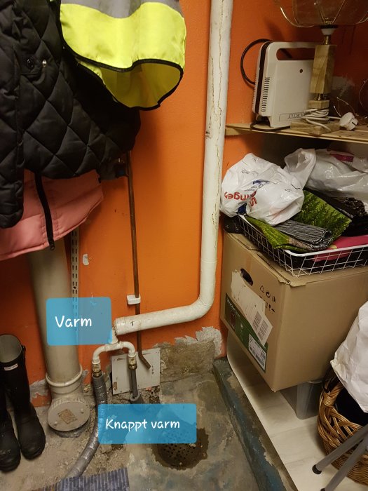 Värmesystem med rör markerade som "Varm" och "Knapp varm" för att illustrera temperaturskillnader.