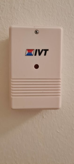 IVT-varumärkets innegivare för Greenline värmepump från 2006 monterad på vägg.