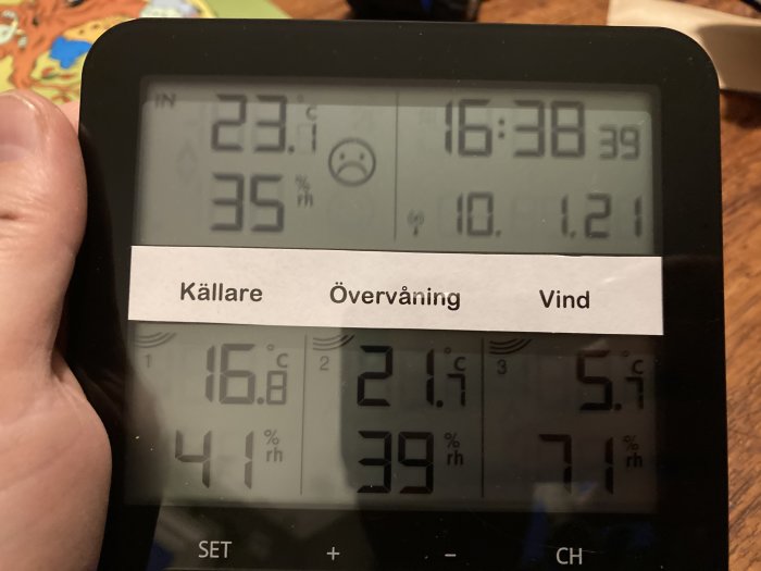 Väderstation som visar temperatur och luftfuktighet för källare, övervåning och vind.