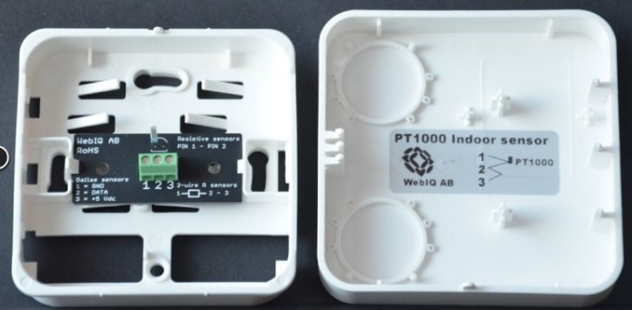 Öppen vit rumsensor med olika sensoranslutningar märkt för PT1000 och andra typer från WebIo AB.