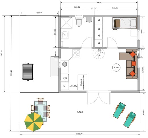 Planritning av ett litet fritidshus med öppet till nocket och sovloft, samt dubbla balkondörrar istället för entredörr.