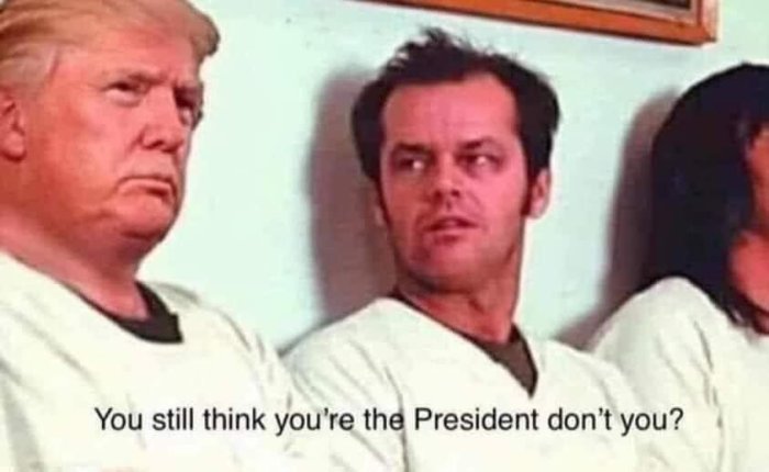 Två personer i vita kläder med en textreplik "You still think you're the President don't you?