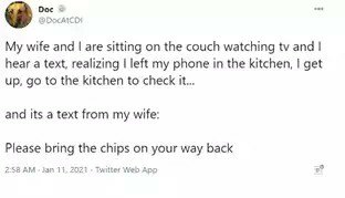 Skärmdump av ett Twitter-inlägg där någon berättar om att få ett SMS från sin fru om att ta med chips på vägen tillbaka.
