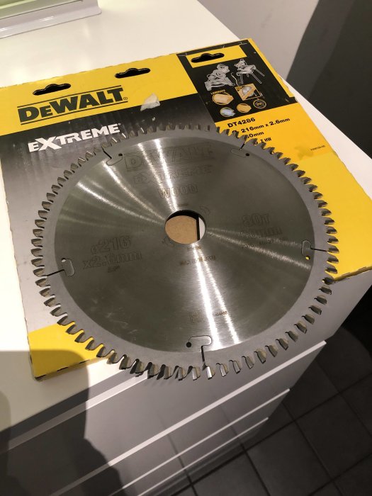 Nytt klingpaket av märket DEWALT Extreme för trä, 216mm diameter och 2.6mm tjocklek, till salu för 500kr.