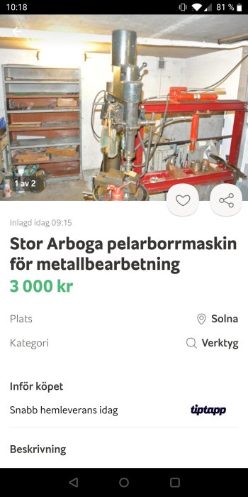 Stor Arboga pelarborrmaskin för metallbearbetning till salu i en verkstadsmiljö, pris angivet till 3000 kr.