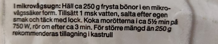 Matlagningsinstruktioner på en förpackning för hur man kokar frysta bönor i mikrovågsugn, nämner inte morötter.