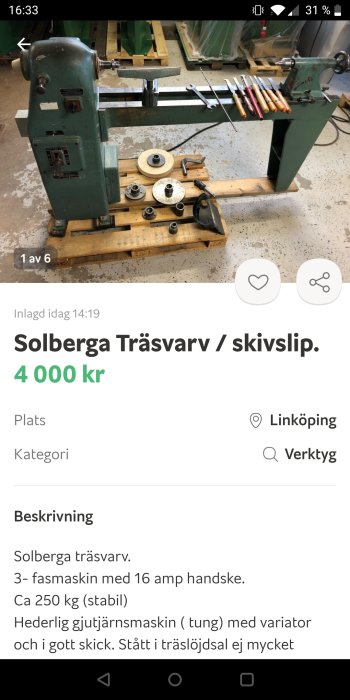 Grön Solberga trävarv och olika delar samt verktyg placerade på verkstadsbänk.