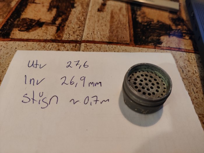 Gamla duschnätadaptrar med anteckningar om invändig och utvändig gängstorlek och stigning.