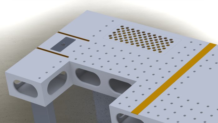 CAD-modell av en arbetsbänk med central skåra, hålplatta och integrerat fräsinlägg.