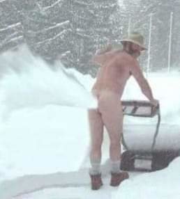 Person i bara underkläder använder en snöslunga i ett snöigt landskap.