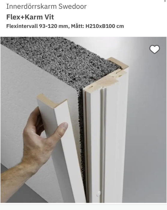 Hand installerar vit Swedoor Flex+Karm dörrkarm vid en vägg.