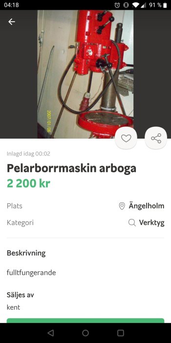 Gammal röd pelarborrmaskin Arboga i verkstadsmiljö, säljs som fullt fungerande.