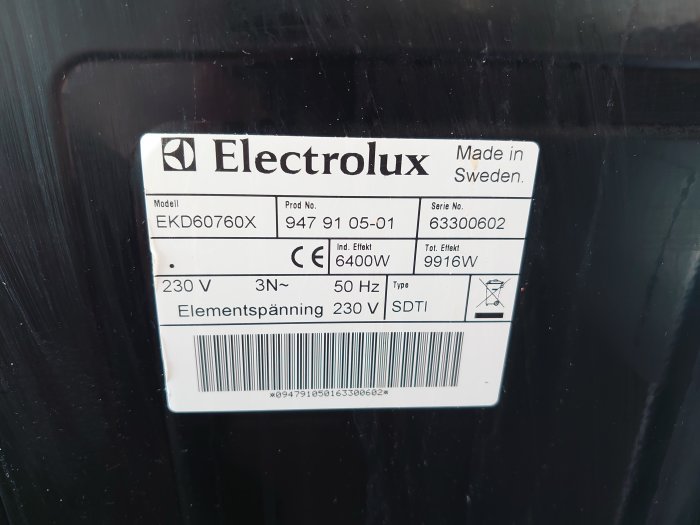 Typskylt på en Electrolux dubbelugn som visar modellnummer, serienummer och tekniska specifikationer.