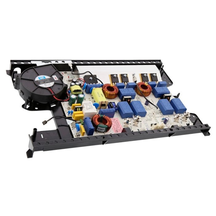 Komponenter i en induktionshäll: anslutningspunkter, induktionsspolar, fläkt och kylfläns med transistorer.