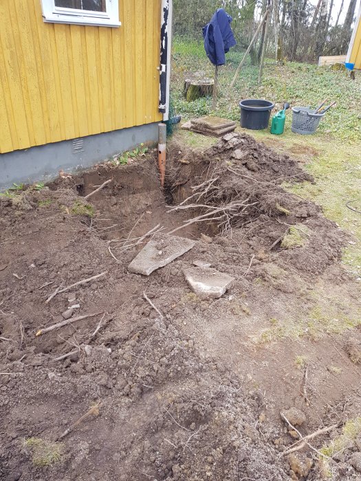 Grävd mark vid husgrund för beredning av bergvärmeinstallation.