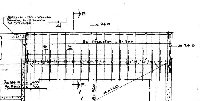 Ritning av en befintlig armérad betongbalkong med mått och detaljer för planerad balkongutbyggnad.