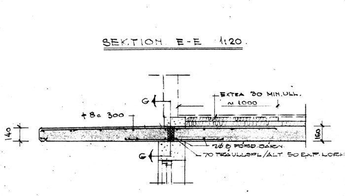 Teknisk ritning av en balkongsektion med måttangivelser och noteringar, planerad för expansion och överbyggnad.