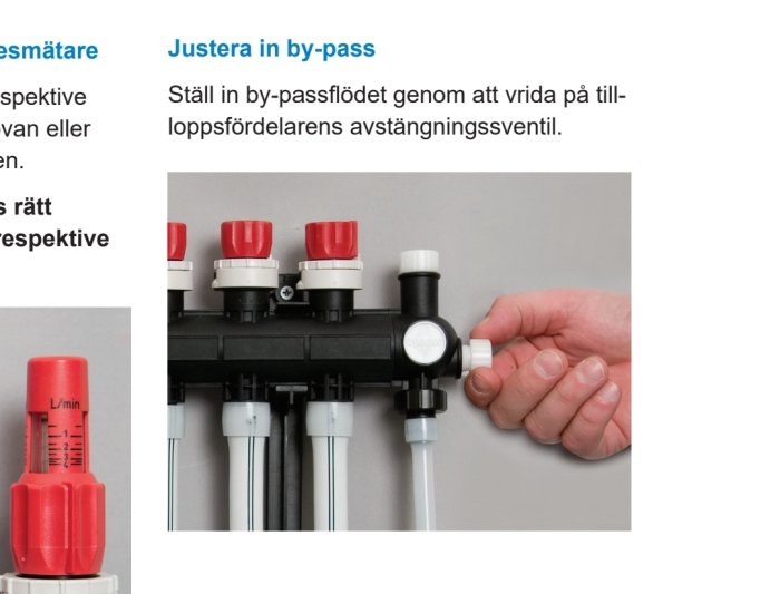 Hand justerar avstängningsventil på en värmeinstallation för att styra bypassflödet.