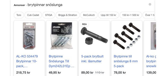 Olika förpackningar med brytpinnar och bultar för snöslunga, priser och rea-märkning inkluderade.