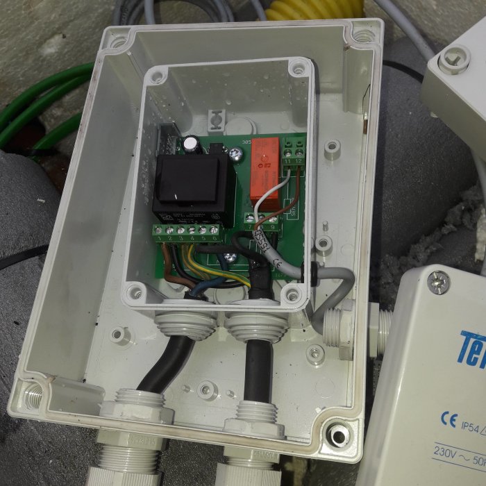 Elektrisk kopplingsbox med kablar och kretskort synlig, montering av utrustning.