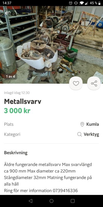 Äldre metallsvarv och diverse verktyg och delar utspridda i ett rörigt garage.