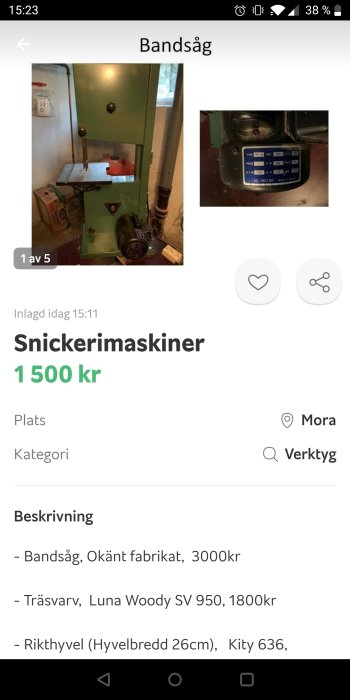 Vertikal bandsåg i grönt med skylt för pris och modellinformation i en verkstadsinställning.