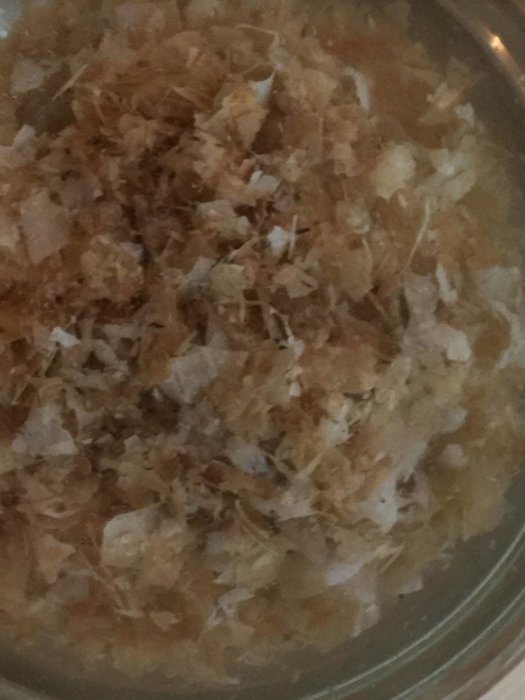 Brunaktigt restmaterial som påminner om flockig biofilm i ett vattenfilter, efter tre månaders användning.