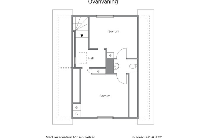 Ritning över övre plan i hus med två sovrum, hall, trappa och toalett, med reservation för avvikelser.