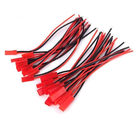 Flertal röda och svarta elektriska kabelstumpar med röda kontakter avsedda för LED-ljuslist kopplingar.