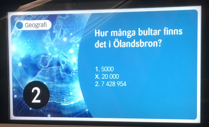 Skärm som visar quizfråga om antalet bultar i Ölandsbron med tre svarsalternativ.