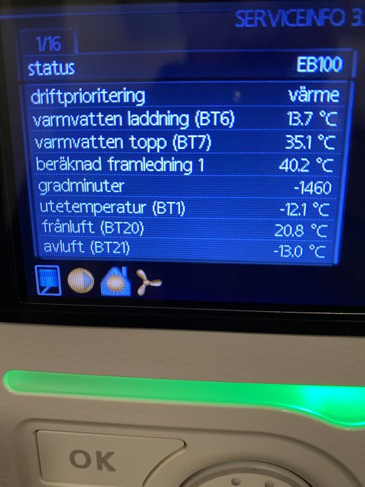 Display på en värmepump som visar olika temperaturinställningar och status för golvvärme.