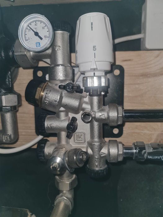 Bild på en LK Minishunt M60N med termostat, mätare och ventiler, används för golvvärmesystem.