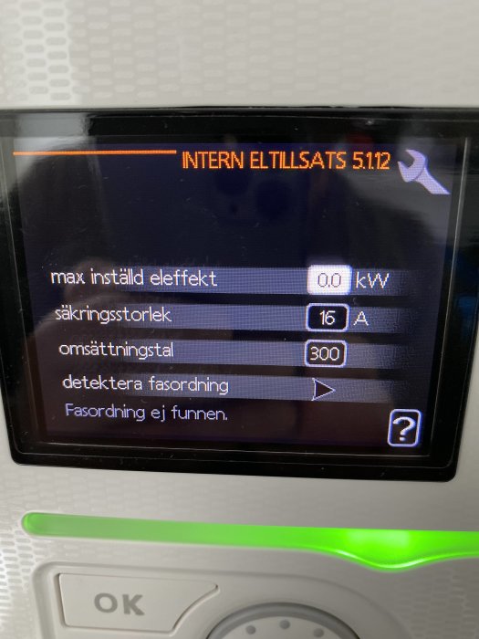 Skärmdisplay med installationsinställningar, inklusive maxeffekt och säkringsstorlek, felmeddelande "Fasordning ej funnen".