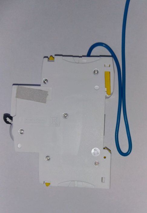 El-central med blå kabel vikt i en båge och delvis öppen kapsling.