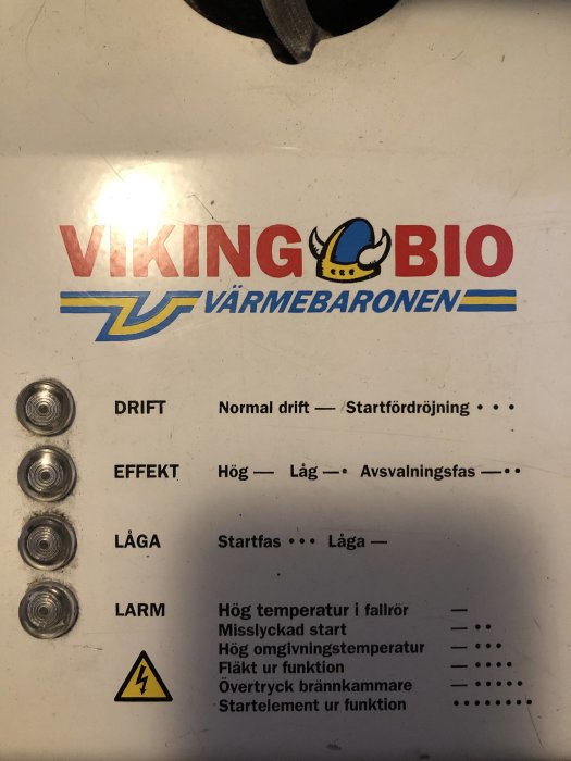 Panel på en Viking Bio pelletspanna med larm- och driftlampsindikatorer, text och logotyp.