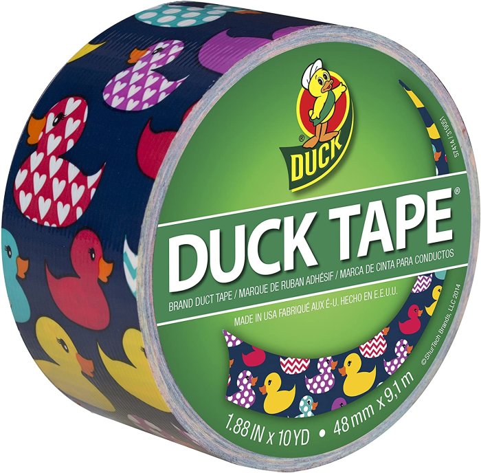 Rulle med mönstrad Duck Tape med hjärtan och ankfigurer.