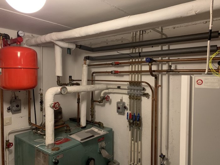 VVS-installation med rör och ventiler, gult markerat område på ett rör.
