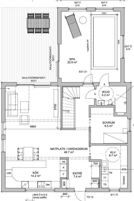 Svartvit ritning av en husplan med tydlig uppdelning av rum som sovrum, SPA och kök, samt noterade mått och inredningsdetaljer.