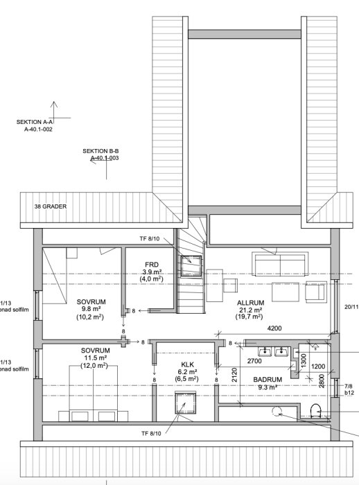 Arkitektonisk ritning av en våningsplan med markerade sovrum, allrum och badrum samt måttangivelser.
