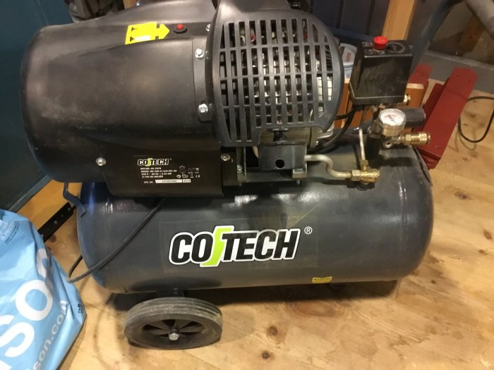 Cotech kompressor med 50l tank och två uttag, placerad i ett verkstadsutrymme.