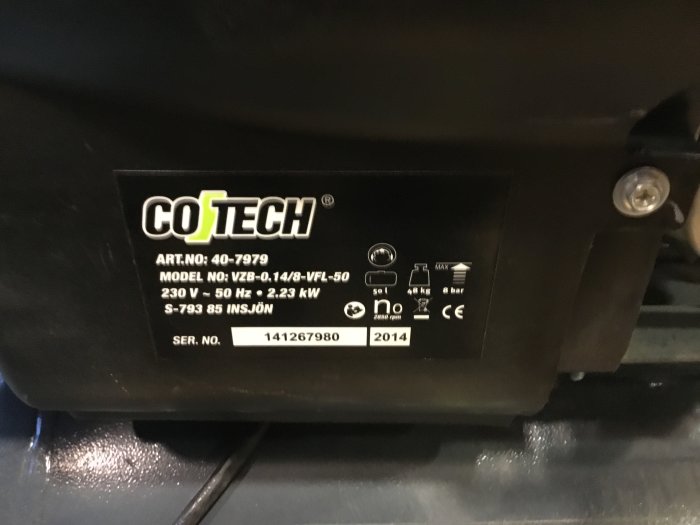 Typskylt på Cotech kompressor med detaljer som modellnummer VZB-0.14/8-VFL-50 och serienummer.