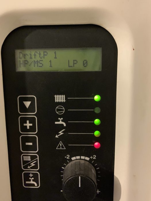 Displaypanel på en enhet som visar 'DriftP1 HP/MS 1 LP 0' med flera gröna indikeringsljus och ett rött.