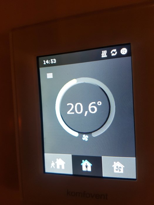 Digital display av en FTX-ventilationsenhet som visar en temperatur på 20,6 grader Celsius.