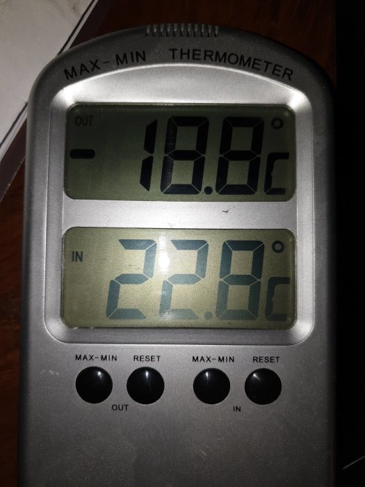 Digital termometer visar inomhustemperatur på 22.8°C och utomhustemperatur på -18.8°C, indikerar varmt inomhusklimat.