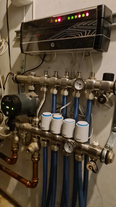 Värmesystem med rör, manometer och cirkulationspump indikerande tryck på 1,5 bar.