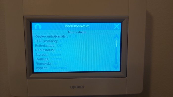 Uponor termostat visar inställningar för golvvärme i badrum/sovrum med statusindikationer.